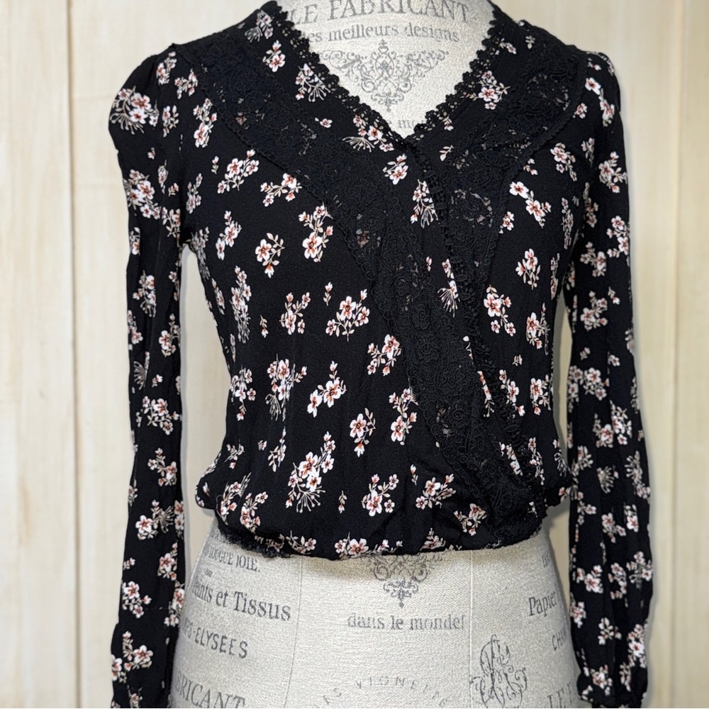 Mi Ami Floral Lace Trim Blouse - Picture 1 of 5